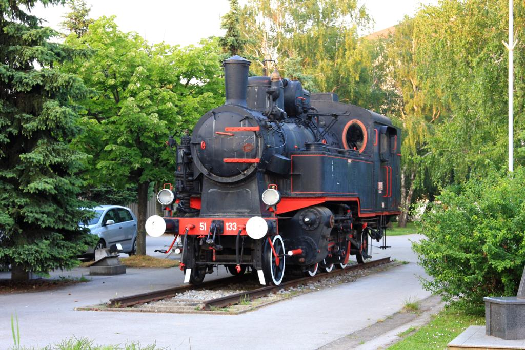 Vor dem kroatischen Bahnhof Vinkovci steht eine Denkmal Lok. Es handelt sich
dabei um die ehemalige JZ 51133 Dampftenderlok. Aufnahme am 19.5.2011.