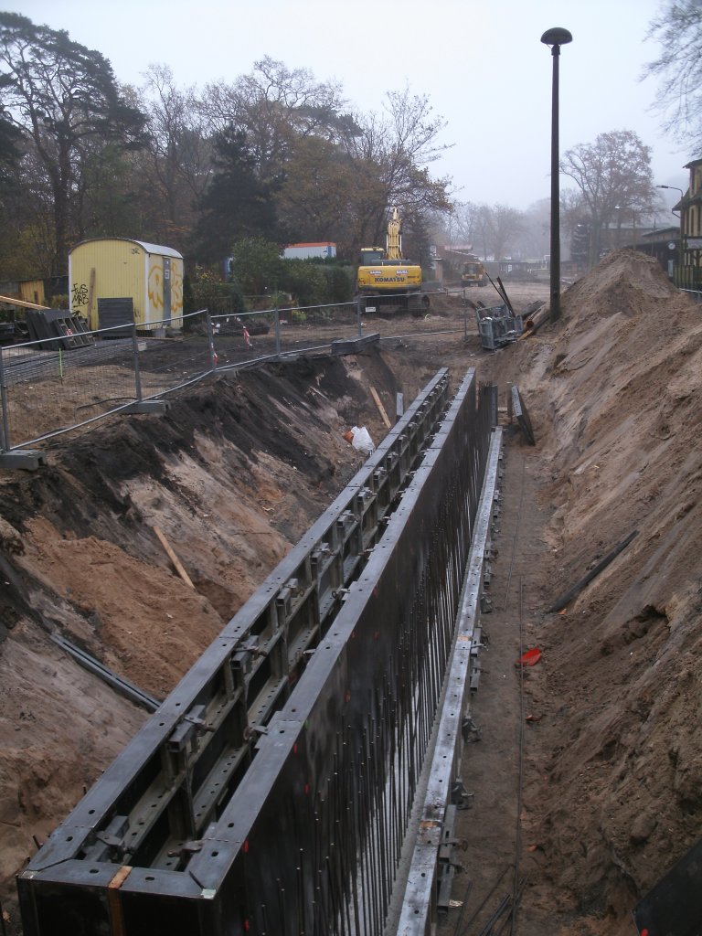 Vor dem Lokschuppen in Ghren entsteht eine neue Untersuchungsgrube.Am 19.November 2011 waren die Arbeit schon weit fortgeschritten so das man schon die neue Grube erkennen konnte.