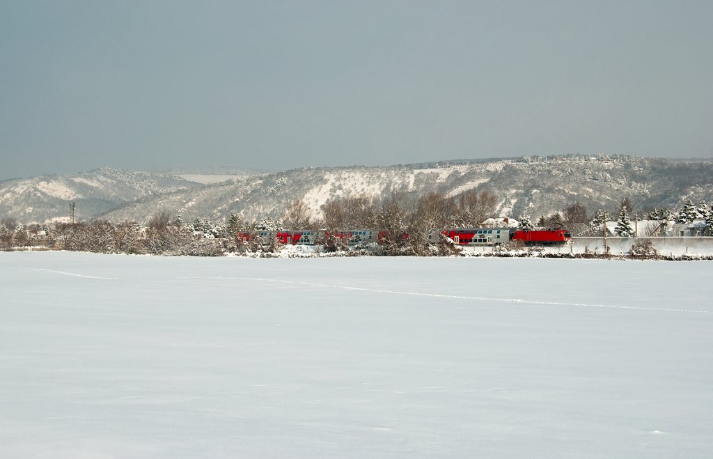 Vor dem  mchtigen Massiv  des 358 m hohen Bisamberges schiebt die BR 1116 den R 2222 von Wien Meidling nach Retz. Die frhwinterliche Aufnahme entstand am 04.12.2010, zwischen Wien Strebersdorf und Langenzersdorf.