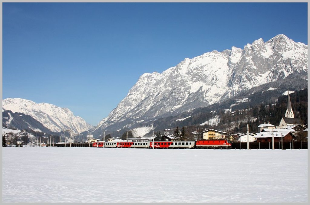 Vor dem mchtigen Tennengebirge ist 1144 205 mit REX 1506 (Salzburg-Wrgl) an diesem herrlichen Wintertag bei Pfarrwerfen unterwegs. 30. Januar 2012