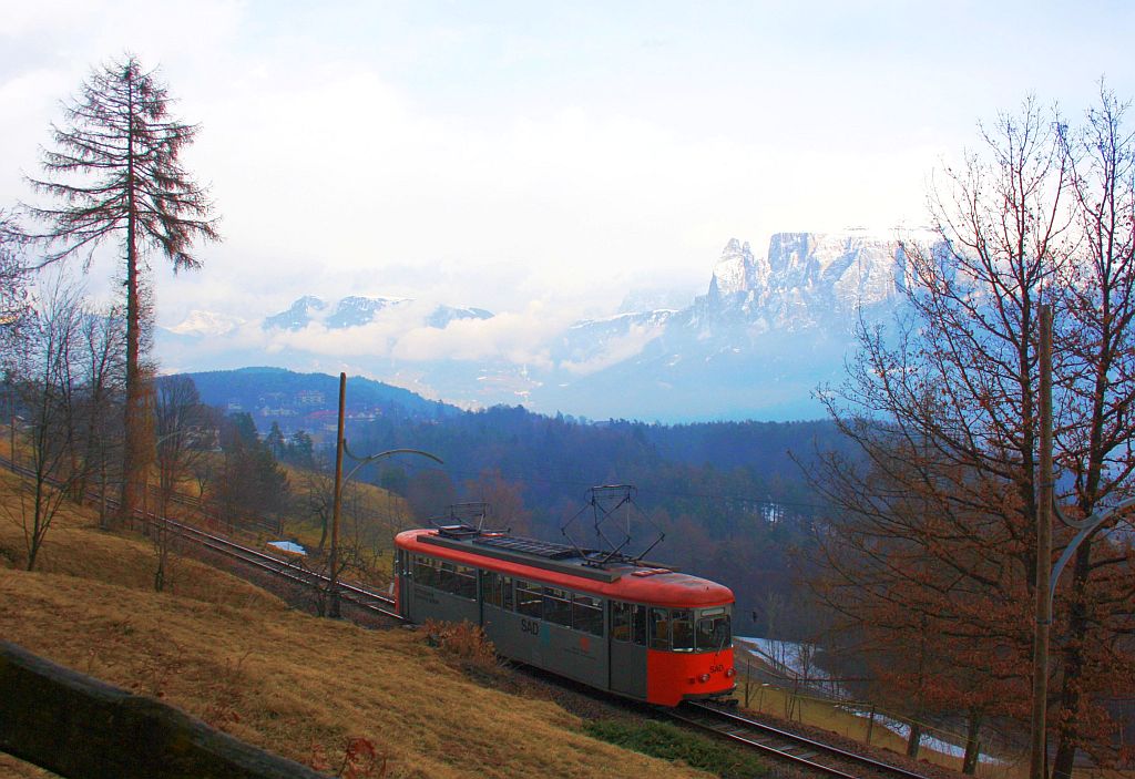 Vor dem Massiv des 2563m hohen Schlern fhrt dieser Triebwagen der Rittnerbahn Richtung Klobenstein. 21.02.11