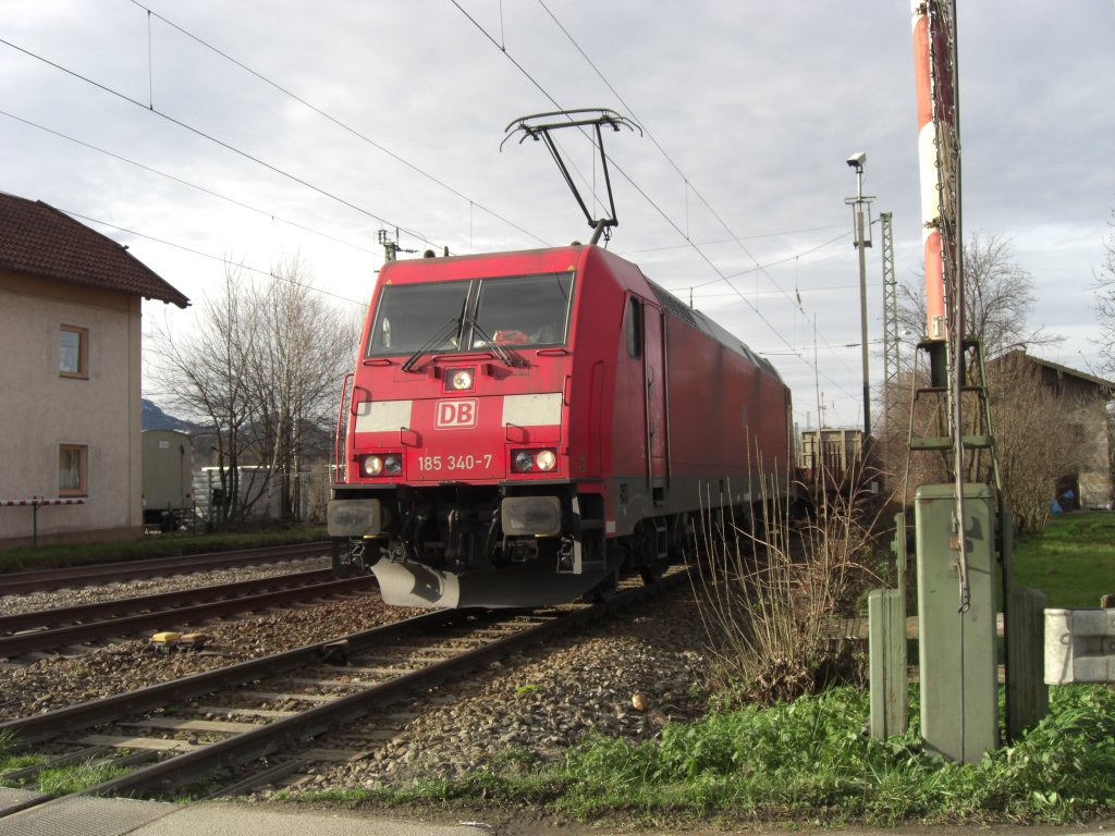 Vor dem offenen Bahnbergang kurz nach dem Bahnhof von bersee stand
am 6. Dezember 2009 185 340-7 in Fahrtrichtung Salzburg.