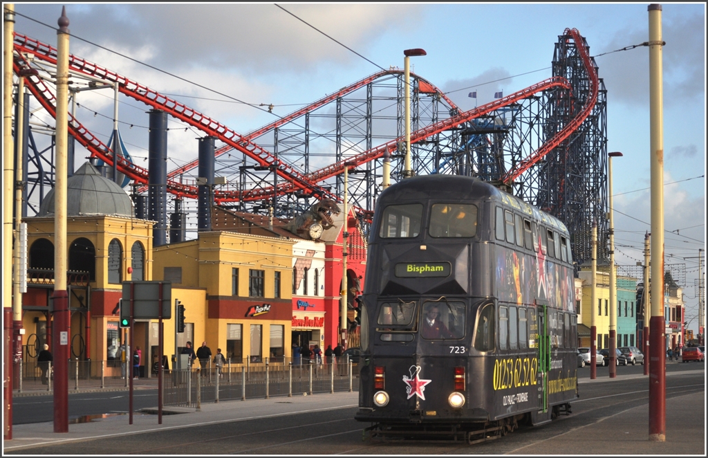 Vor dem Roller Coaster  Inferno  in Pleasure Beach dreht Wagen 723 seine Runde ber die Kehrschleife. (09.08.2011)