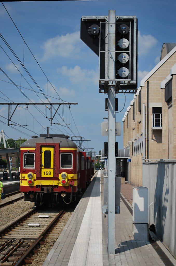 Vor dem Signal im Bhf Welkenraedt hlt der Triebzug AM 62-63 Nr. 158 und kehrt bald nach Spa-Gronstre zurck (L-Zug). 26. Juni 2010.
