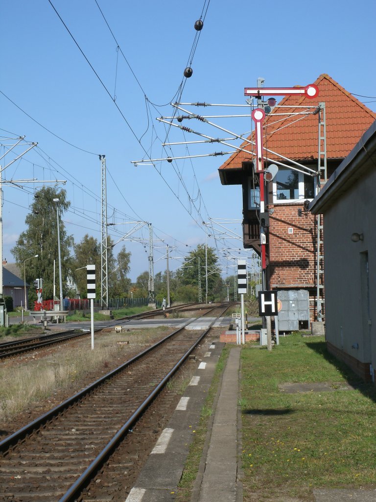 Vor dem Stellwerk Gnt befindet sich in Grimmen das dritte Ausfahrsignal Richtung Stralsund mit der Bezeichnung H.Aufnahme vom 03.Oktober 2012.