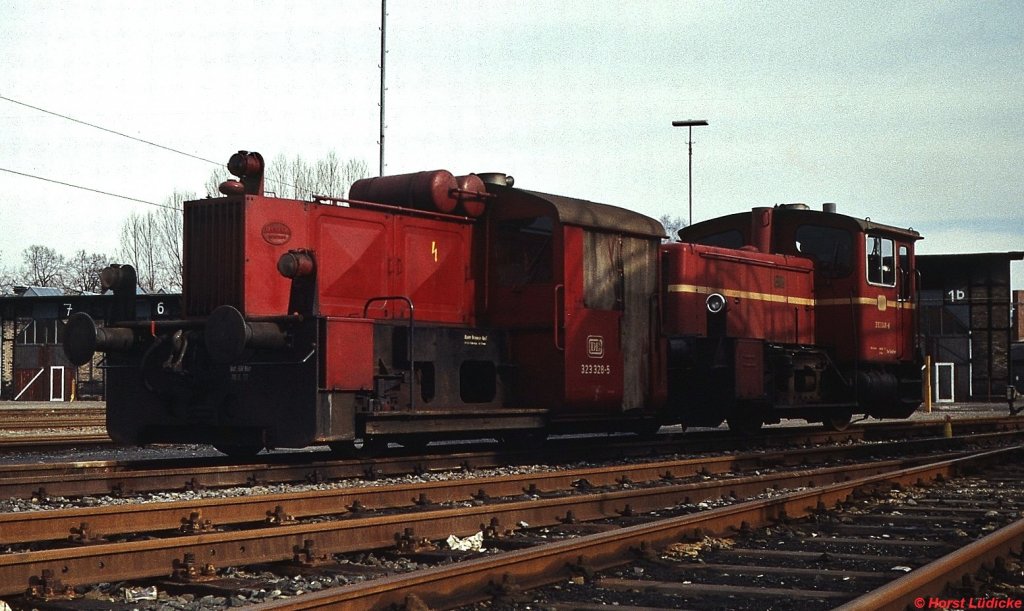 Vor dem Triebwagenschuppen in Radolfzell sind 323 328-5 und 332 ... abgestellt (April 1979)