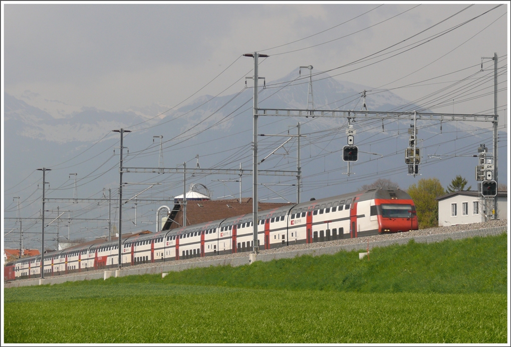 Vor dem Vilan erscheint bei Masans auf dem dreigleisigen Bahndamm (2xSBB/1xRhB) IC577. (19.04.2010)