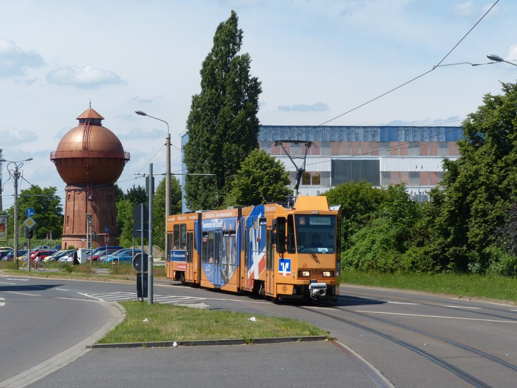 Vor dem Wasserturm in Cottbus erreicht Tram Nr. 169 auf der Linie 5 nach Sandow den Hauptbahnhof Cottbus, 15.6.2013