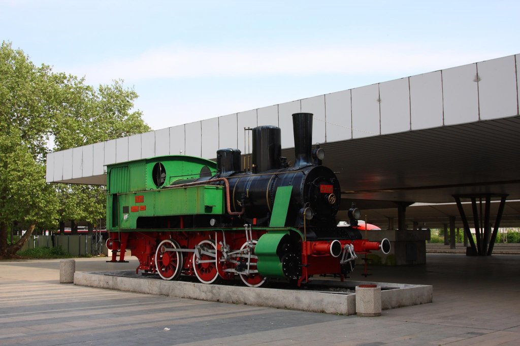 Vor dem westlichen Seitenpflgel steht am Hauptbahnhof Sofia
diese C Tenderlok als Denkmal. Die Maschine trgt die Nummer 47.08.
Die Aufnahme entstand am 6.5.2013.