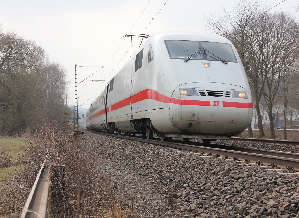 Vor der eigenen Haustr in Wehretal-Reichensachsen wurde auch noch ein ICE 1 fotografisch umgesetzt, der sich in Fahrtrichtung Norden befand. Aufgenommen am 29.03.2013.