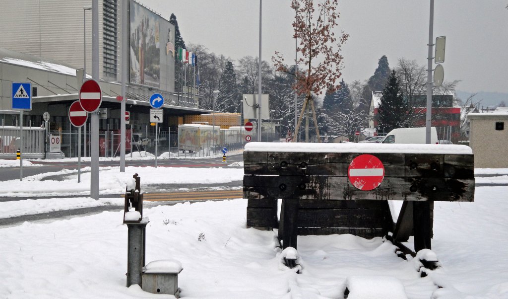 Vor ein paar Jahren verzichtete die Brauerei Eichhof auf den Erhalt des Gleisanschlusses. Nun werden die Transporte zu 100% auf der Strasse get�tigt. Die 3 Drehscheiben im Werkareal wurden �berfl�ssig, das Anschlussgleis entfernt und ein Prellbock wurde angebracht. (Kupferhammer, 12.02.10)