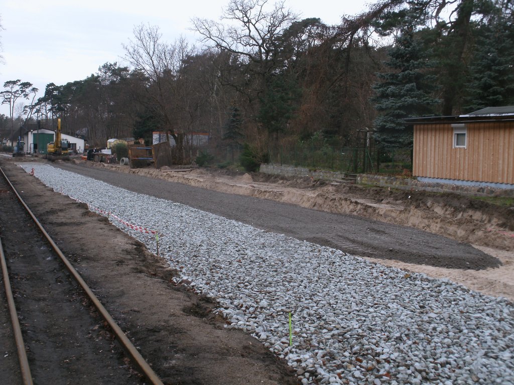 Vor ein paar Wochen lag in Ghren noch das Kies-und Sandbett jetzt liegt schon das neue Schotterbett.Aufnahme am 03.Dezember 2011. 