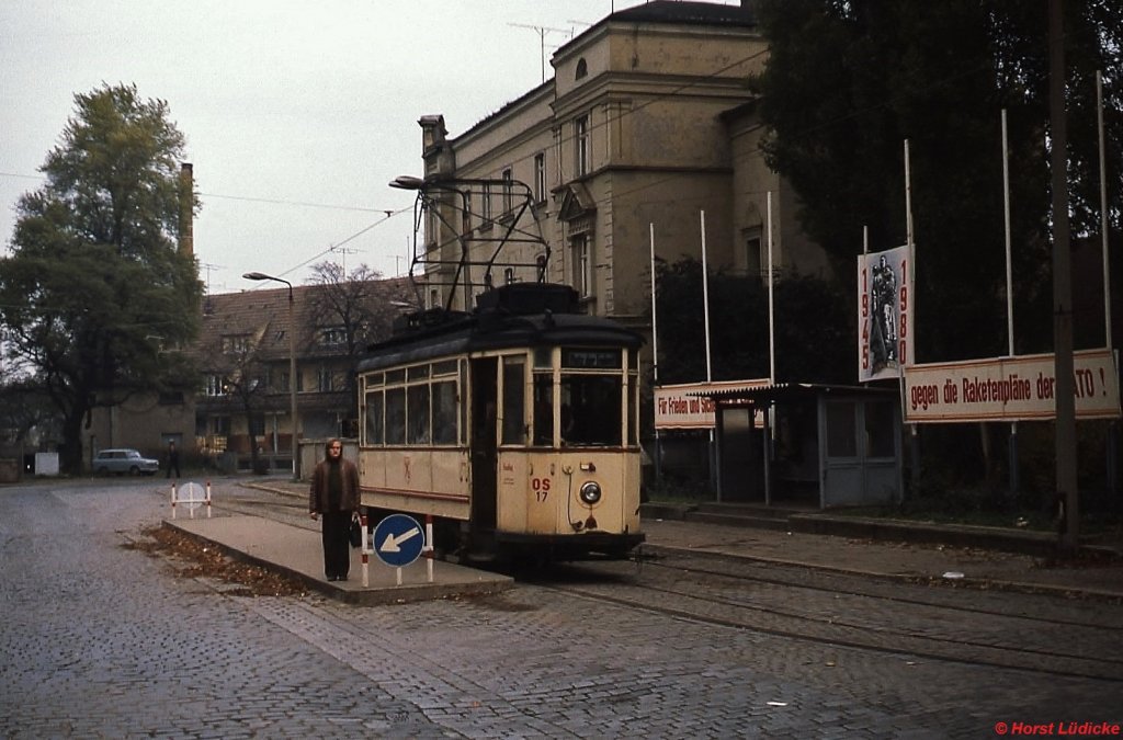 Vor einem zeitgenssischen Plakat gegen den NATO-Doppelbeschluss wartet Tw 17 der Naumburger Straenbahn am Bahnhof auf Fahrgste (Oktober 1980)