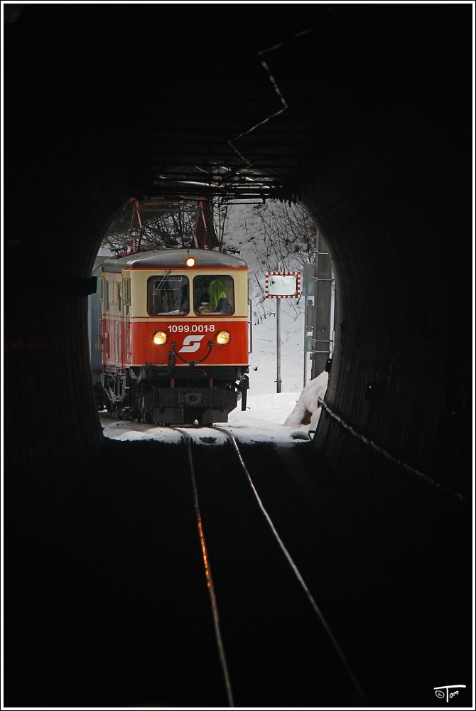 Vor der Einfahrt in den 269 m langen Raingrabentunnel, konnte ich die E-Lok 1099 001 mit dem R 6805  Dirndltaler  von St Plten nach Mariazell ablichten.(@Admin ... die Aufnahme wurde auerhalb das Tunnels gemacht)
Wienerbruck-Josefsberg 8.12.2010