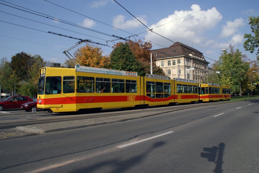 Vor der Einfahrt am Bahnhof SBB stehen die Motorwagen 212 uns 230 vor dem Lichtsignal. Die Aufnahme stammt vom 14.10.2008.