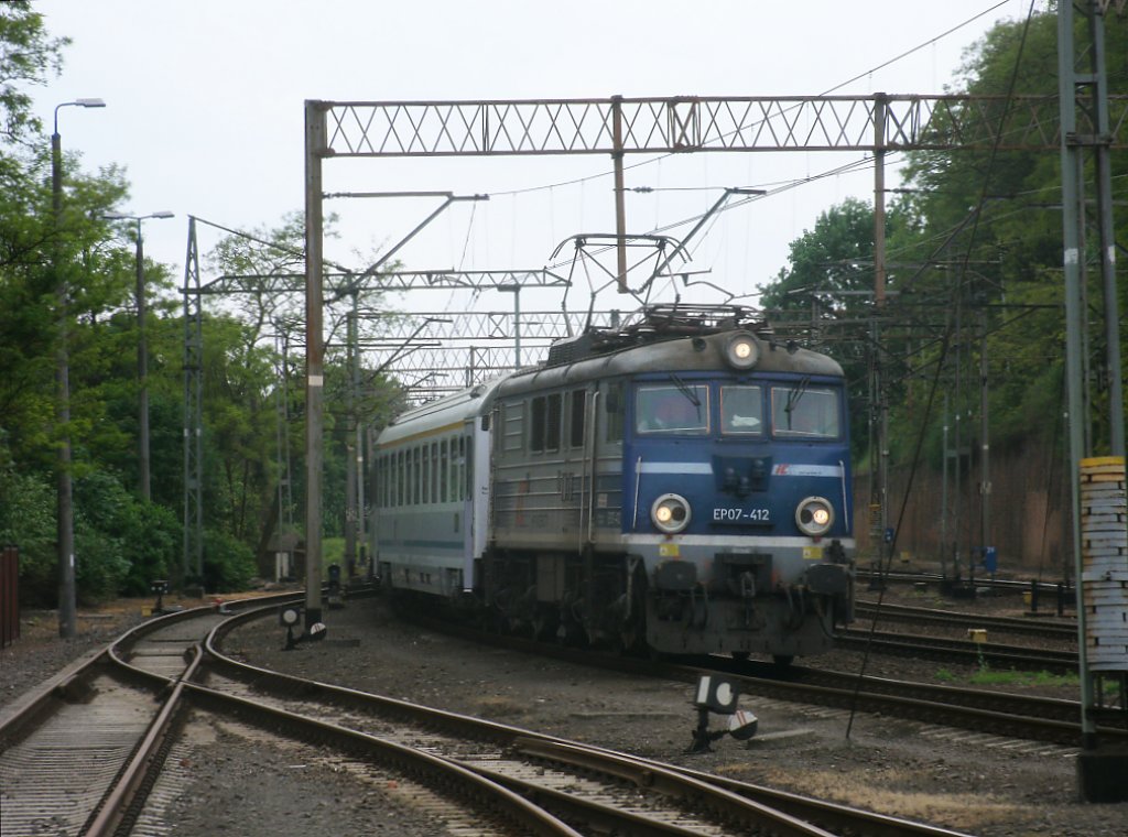 Vor der Einfahrt in den Bahnhof Szczecin Glowny befand sich EP07-412 am 14.Mai 2011.