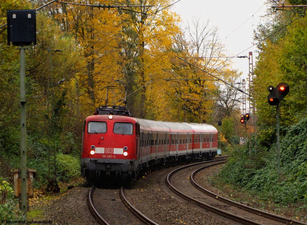 Vor fast 4 Jahren, zum Fahrplanwechsel im Dezember 2008 �bernahm die Eurobahn die RB 59 von Dortmund nach Soest von DB Regio NRW. Seit dem sollten eigentlich nur noch ERB Flirt fahren. Wegen Fahrzeugmangel bei der ERB f�hrt aber seit Montag wieder eine 110er mit Silberlingen als Ersatzzug auf der Hellwegbahn. Hier rollt 110 497-5 mit dem Zug nach Soest in den Bahnhof Dortmund Signal Iduna Park ein. An der Strecke stehen w�hrend dessen verwunderte Fahrg�ste und begeisterte Fotografen. November 2012
