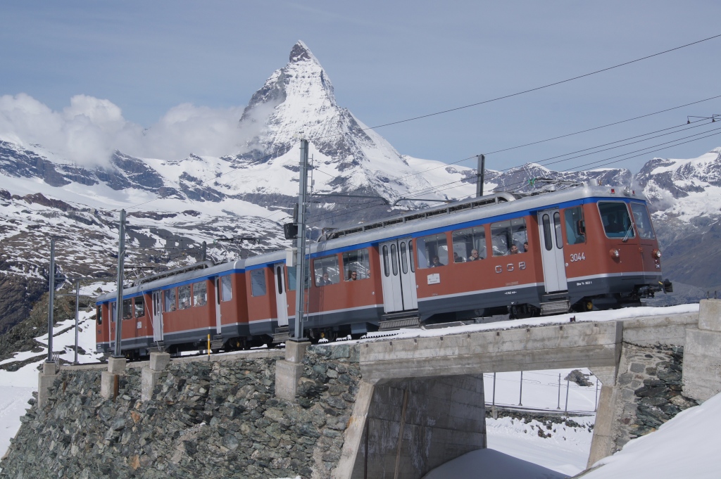 Vor fast wolkenfreiem Matterhorn erklimmt der Bhe 4/8 3044 am 12.6.11 die letzten Meter hinauf zum Gornergrat.