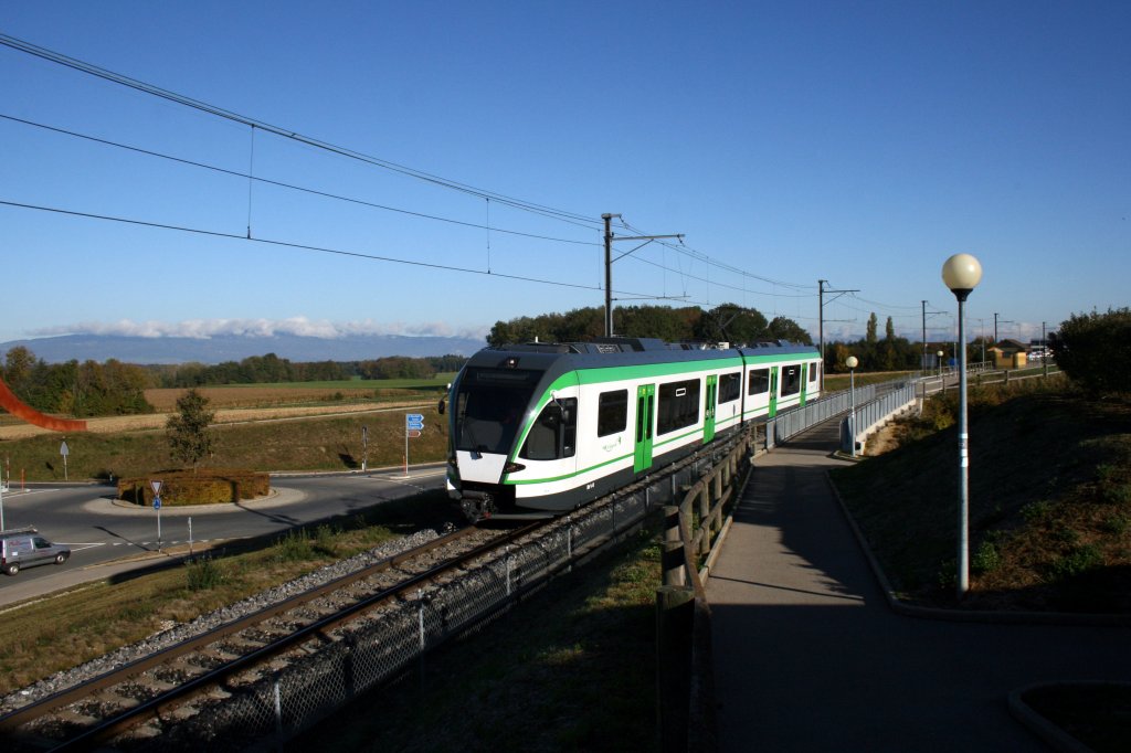 Vor der herbstlichen Kulisse des Gros-du-Vaud und der eingenebelten Juragipfel hat RBe 4/8 die kleine Haltestelle Les Ripes Richtung Cheseaux verlassen. Aufnahme am 21.10.2010. 