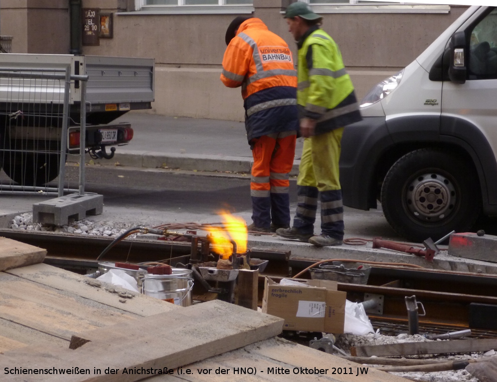 Vor der HNO, wo die Anichstrae in die Unikreuzung mndet (eine Konstellation, die der Kenner sofort Innsbruck zuordnet), werden (bzw. wurden) Schienen miteinander verbunden. Zwei Kings of Hellfire rauchen sich daweil eine an. Im Oktober 2011 kHds