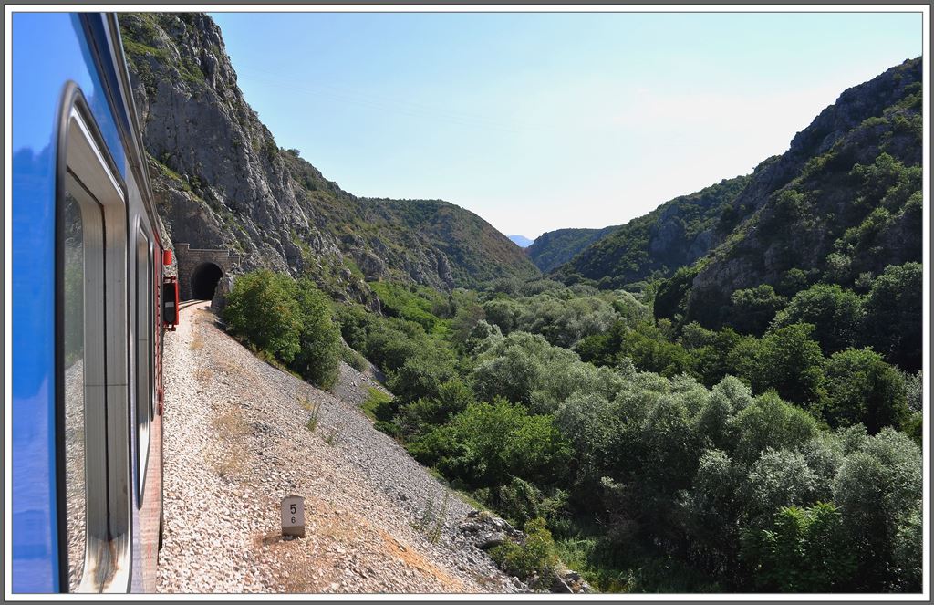 Vor Knin folgt die Eisenbahn dem Lauf der Krka und durchquert unzhlige Tunnels. (01.07.2013)