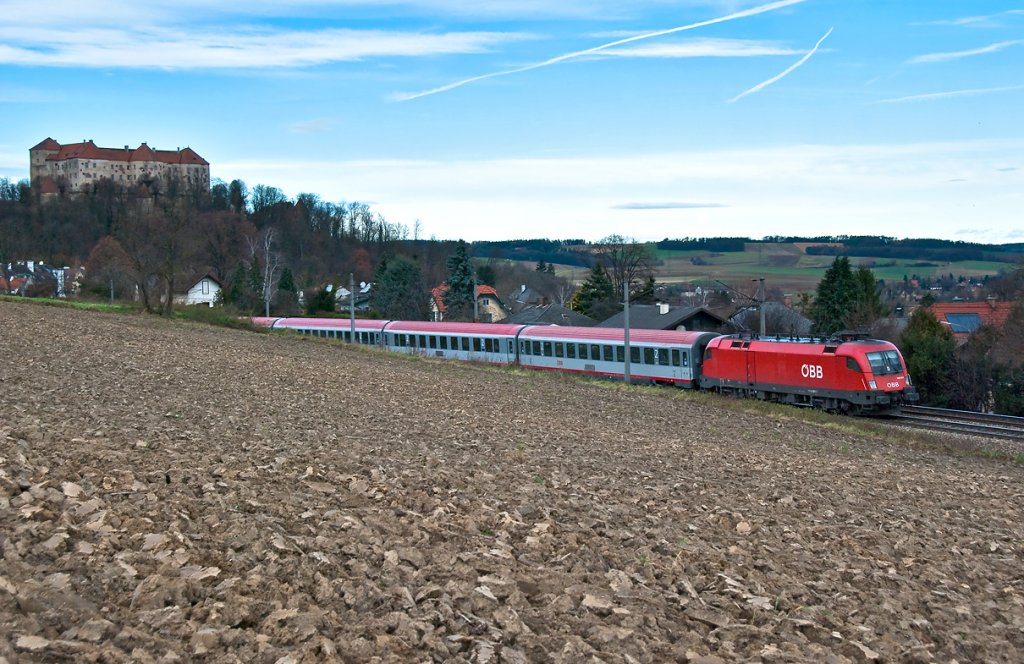 Vor der Kulisse der Burg Neulengbach f�hrt OIC 545 nach Wien Westbahnhof. Hofstatt, am 13.11.2010.
