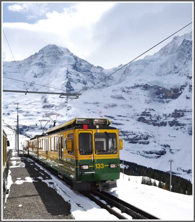 Vor der Kulisse des Mnch kreuzt uns BDhe 4/8 133 in der Station Wengernalp. (25.04.2012)