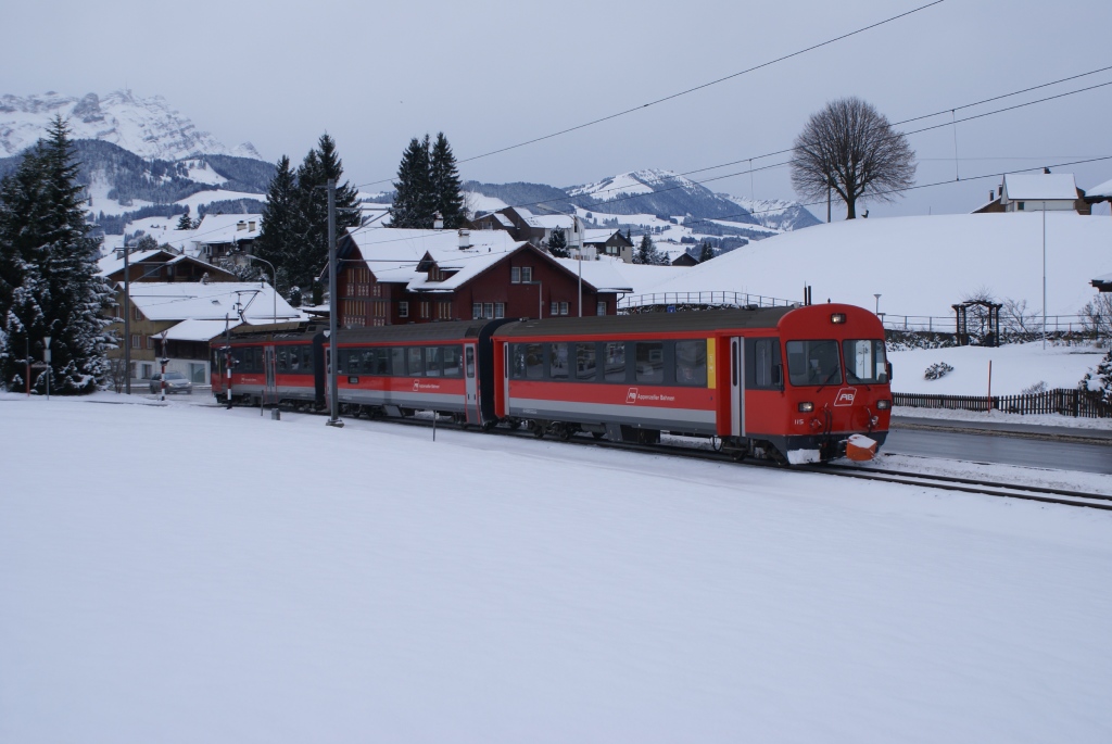 Vor der Kulisse des Sntis nhert sich am 27.11.10 eine S 11 nach St. Gallen mit dem fhrenden Steuerwagen ABt 115 der Haltestelle Sammelplatz.