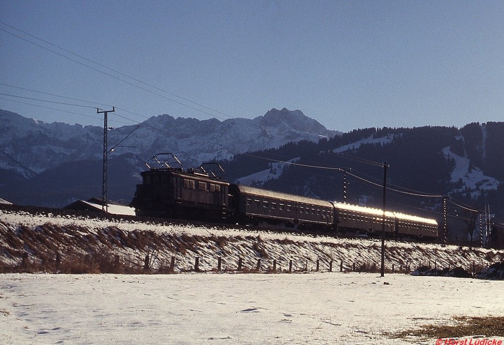 Vor der Kulisse des Wettersteingebirges verläßt 144 002-3 mit einem Nahverkehrszug Garmisch-Partenkirchen (Anfang Januar 1979)