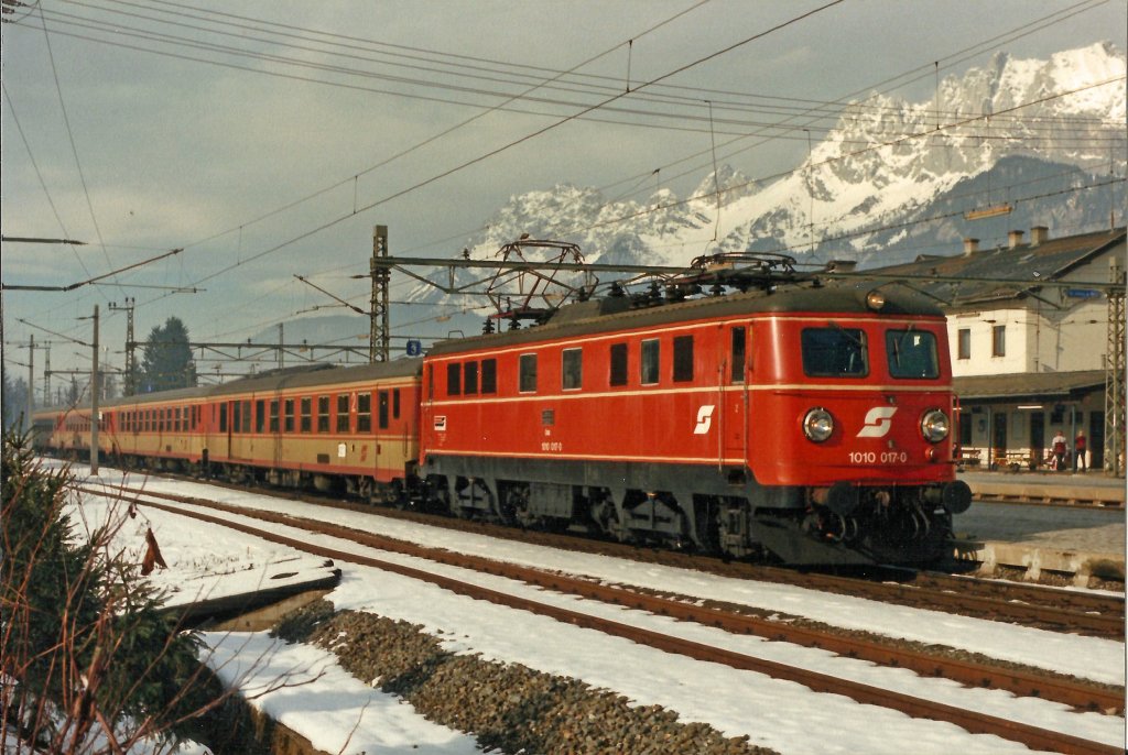 Vor der Kulisse des  Wilden Kaisers  wartet 1010.017 mit D-519 im Februar 1988 in St.Johann/T. auf die Weiterfahrt.
