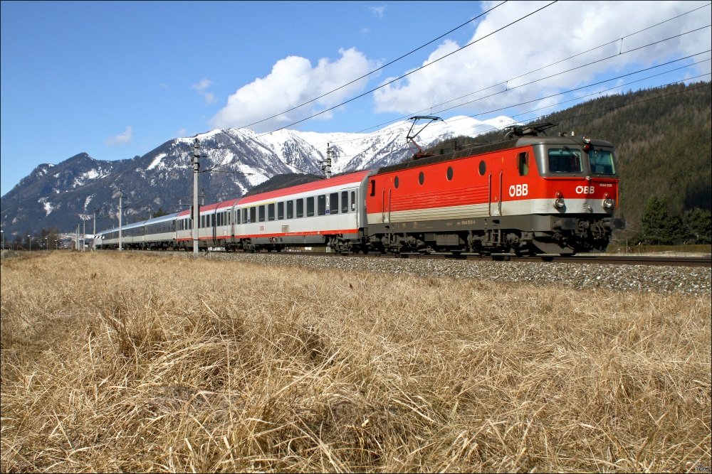 Vor der Kulisse der Eisenerzer Alpen, fhrt E-Lok 1044 059 mit IC 513 von Salzburg nach Graz.
Kammern 02.2010
