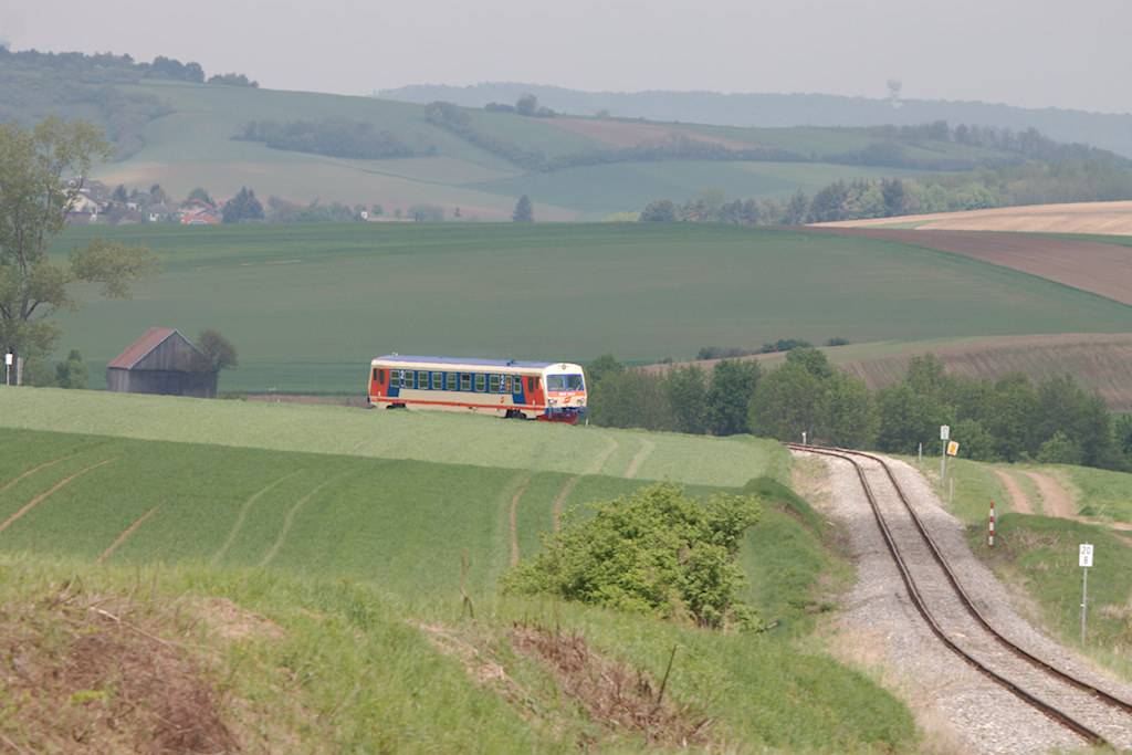 Vor der Kulisse der Leiser Berge fhrt der Triebwagen 5047.01 gerade kurz nach Wetzleinsdorf in Richtung Korneuburg. (04.05.2013)