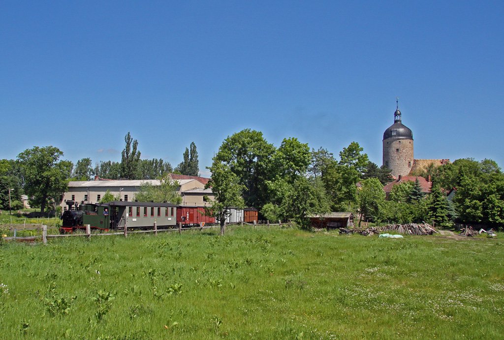Vor der Kulisse von Schlo Ruhetal in Mgeln entstand am 4.06.2010 diese Aufnahme des Zuges, der nun mit einem zustzlichen Personenwagen auf dem Weg nach Glossen ist.