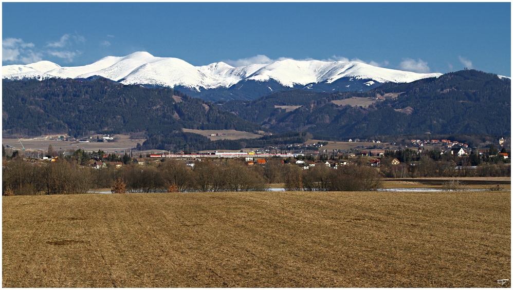 Vor der Kulisse der Seckauer Tauern zieht eine Lok der BR 1044 den EC 731  KELAG Energie Express  von Wien Meidling nach Villach.Vom gleichen Standpunkt aus wurde auch dieses Bild gemacht.http://www.bahnbilder.de/name/einzelbild/number/188554/kategorie/suchen/suchbegriff/seckau.html
Zeltweg 7.3.2011

