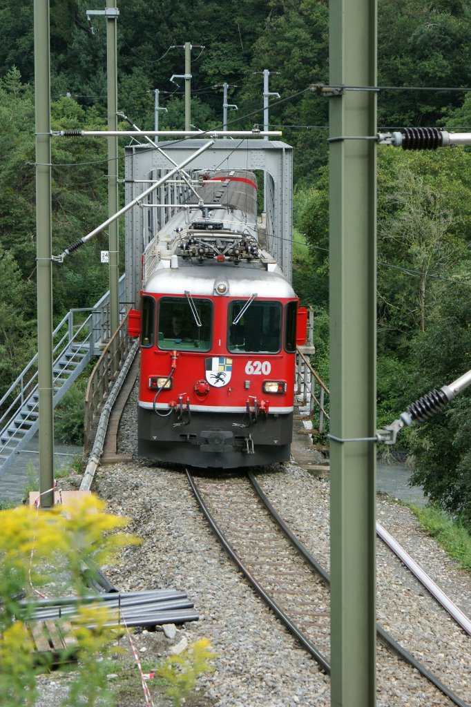 Vor lauter Masten sieht man kaum den Zug: Ge 4/4 620 mit RE 1237 berquert den Hinterrhein kurz vor Reichenau.
(13.08.2010)