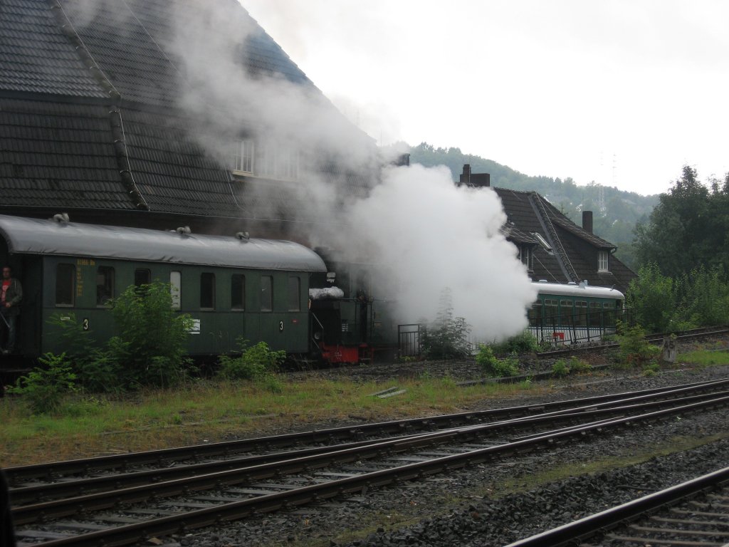 Vor lauter rauch ist die Dampflok der Wiehltalbahn kaum zu erkennen. Hinter der Lok ist noch der Schienenbus zu erkennen. Aufgenommen am 08. August 2010.