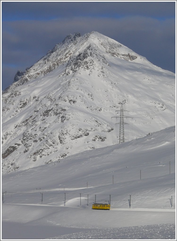 Vor der mchtigen Pyramide des Piz Albris 3165m erscheint der Xe 9922 ganz klein. Gemchlich zuckelt er dem Lago Bianco entlang Richtung Ospizio Bernina 2253m. www.mybernina.ch  (12.01.2010)