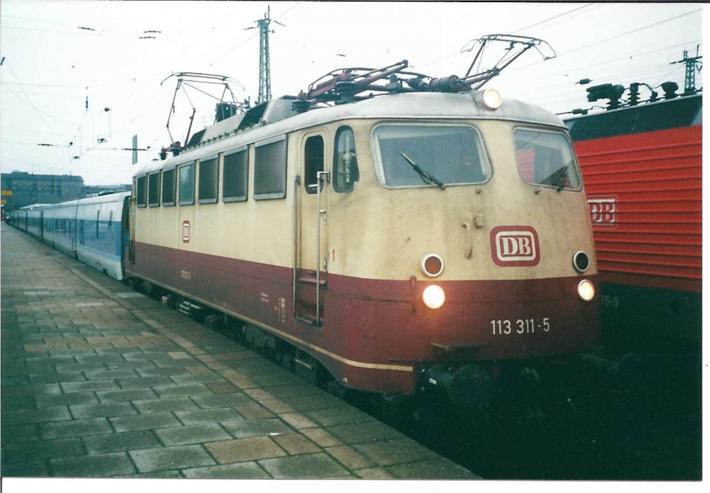 Vor den Nachtzgen der DB sind immer wieder interessante Baureihen zu sehen! So auch im Jahre 07/2001. HH-Altona - Datum 07/2001 Bild gescannt