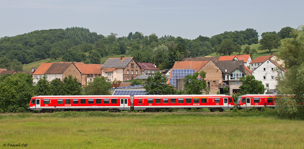 Vor der Ortskulisse von Niedermohr konnte ich am 19. Juni 2013 diese Aufnahme von 628 437 vom Bh Ludwigshafen machen. Zusammen mit einem weiteren 628 ist er auf dem Weg als RB 12872 nach Kusel.