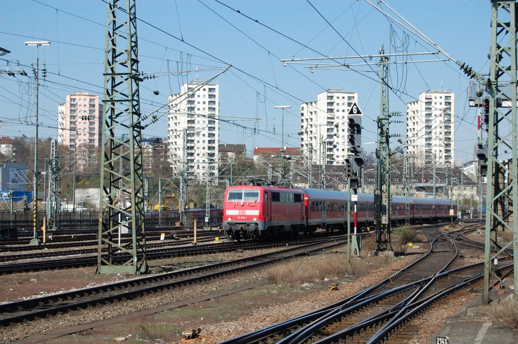Vor der  Skyline  von Stuttgart fhrt die in der Schwabenmetropole beheimatete 111 074-1 in den Hauptbahnhof ein. Das Bild stammt vom 6.4.2010.
