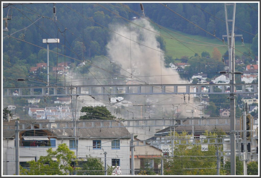 Vor einer Stunde breitete sich ber Chur der Geruch von verbrannter Kohle aus und das wegen des starken Fhns ausschliesslich nrdlich des Bahnhofs. Es ist zwar kein Zug zu sehen und doch ist die Ursache des  Nebels  im Hintergrund der abfahrbereite Dampfzug nach Disentis. (03.10.2010 10.10Uhr)