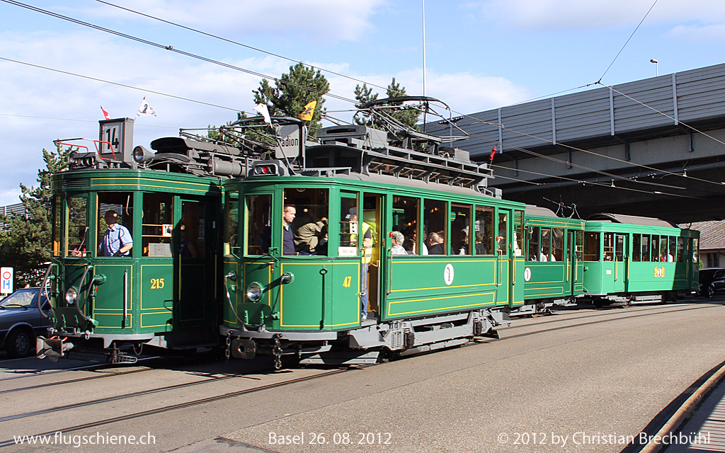 Vor der Tramstation Zeughaus Basel, kreuzen die Zge Ce2/2 215 und 47, dies zum 90th Jubilum der Linie 14 der BVB am 26. August 2012.