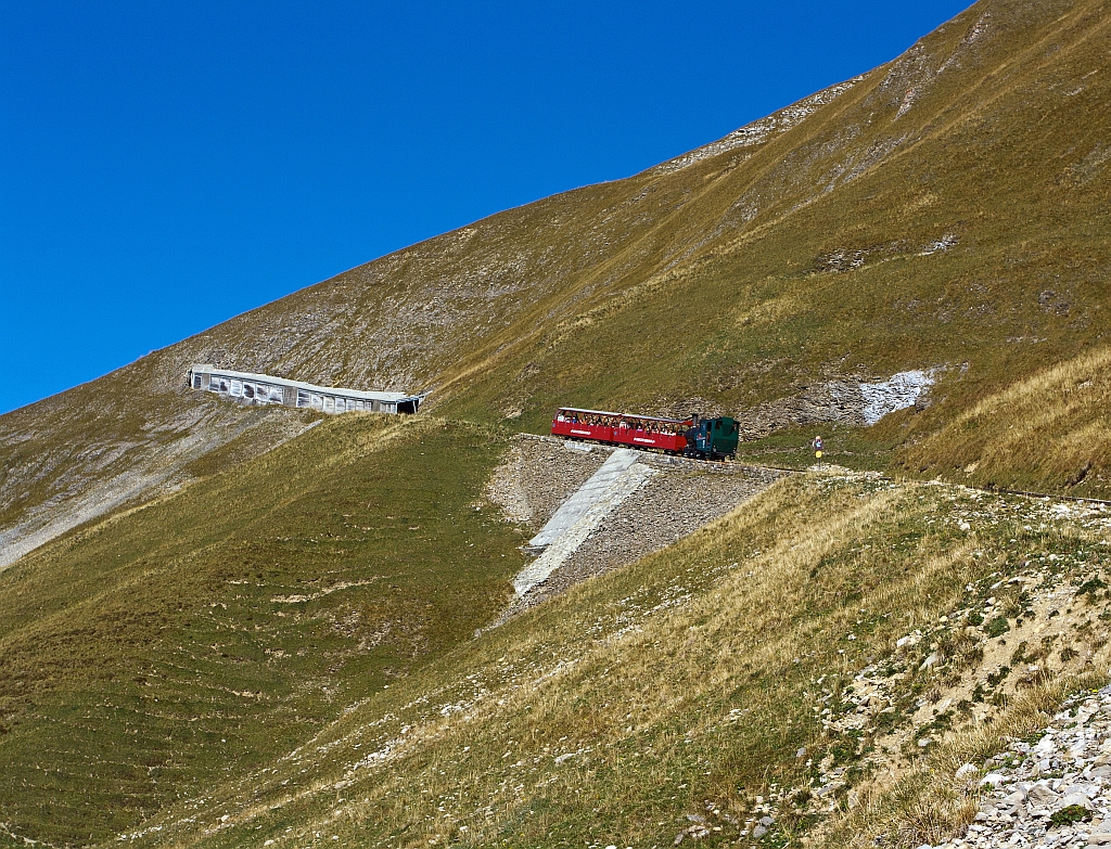 Vor unserem Zug fhrt die BRB 14 zum Brienzer Rothorn hinauf. Hier kurz vor der Schonegggalerie (01.10.2011), der Gipfel ist nun nicht mehr weit. 
