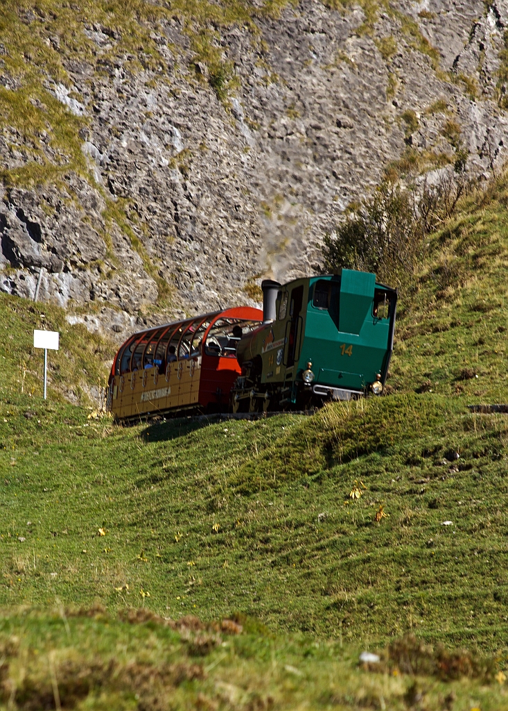 Vor unserem Zug fht am 01.10.2011 die BRB 14 zum Brienzer Rothorn hinauf, hier kommt sie gleich in den Khmatt-Tunnel (ca. 1.600 m .M.).