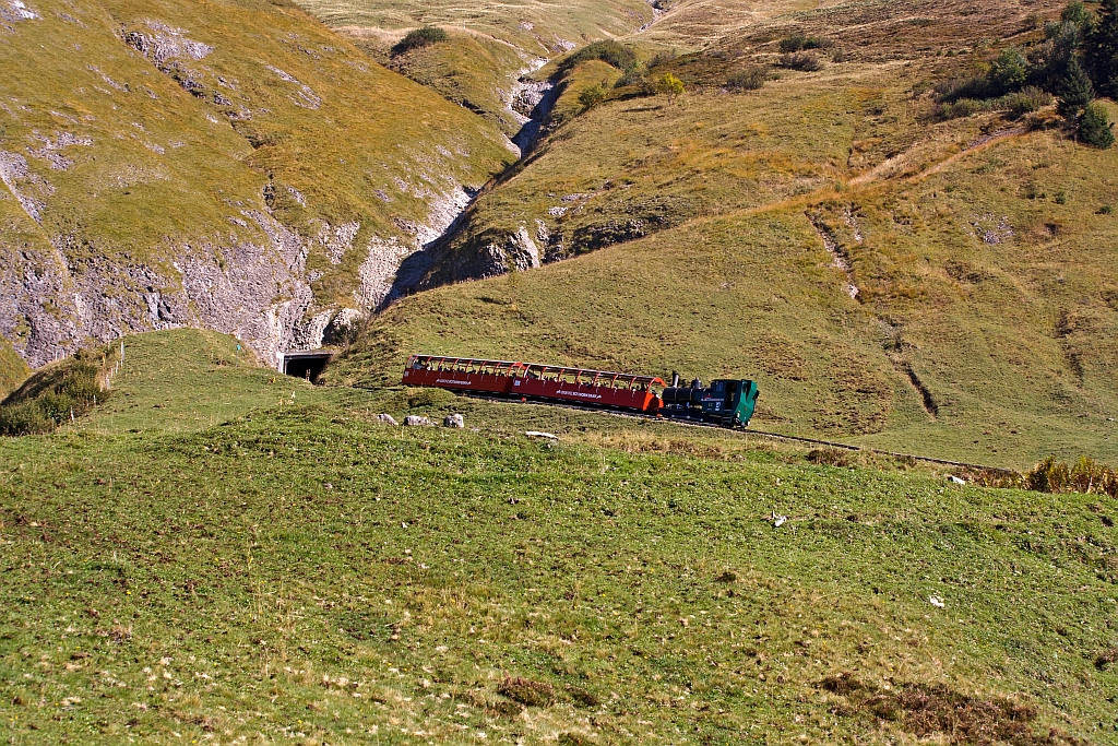 Vor unserem Zug fht die BRB 14 zum Brienzer Rothorn hinauf. Hier kurz vor dem Khmatt-Tunnel (01.10.2011).