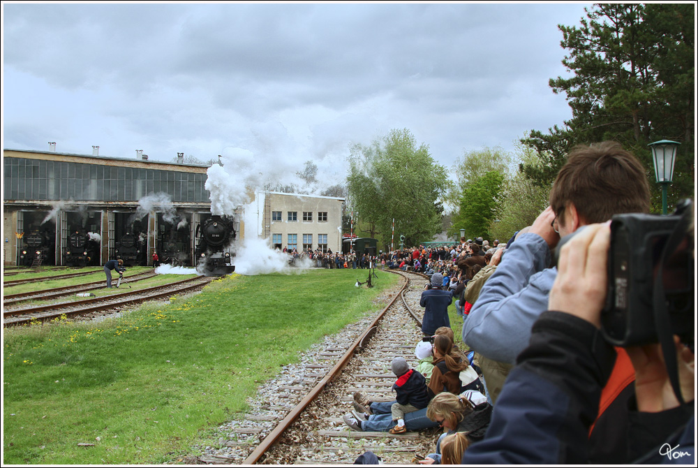 Vor den vielen Gsten prsentiert sich 52.100 bei der Lokparade im Eisenbahnmuseum in Strasshof - 175 Jahre Eisenbahn in sterreich. 
22.4.2012