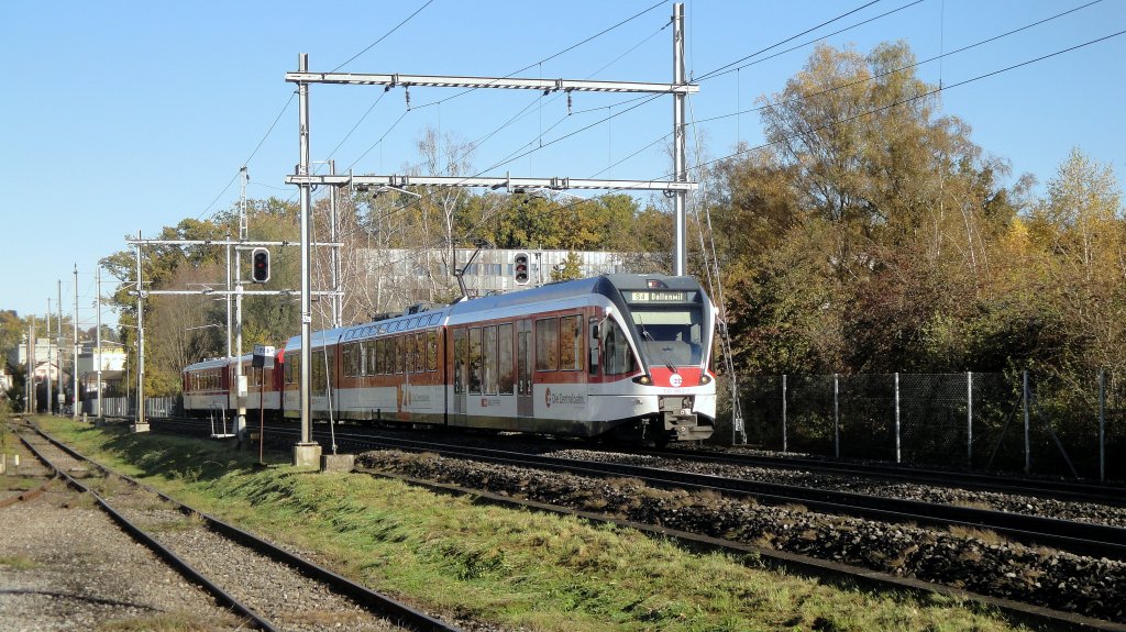 Vor wenigen Jahren aufgestellt, bald abgerissen. Die Doppelspur der zB und das  Ausweichgleis  (Bahnhof Eichwald) fr die Normalspurzge von SBB Cargo haben in einer Woche ausgedient. Bis dann werden alle Zge ber die neue unterirdische Strecke fahren. Am 05.11.12 steht, als der ABe 130 003-7  Brisen  mit einem Modul die alte Strecke befhrt, das Ende vor der Tr.