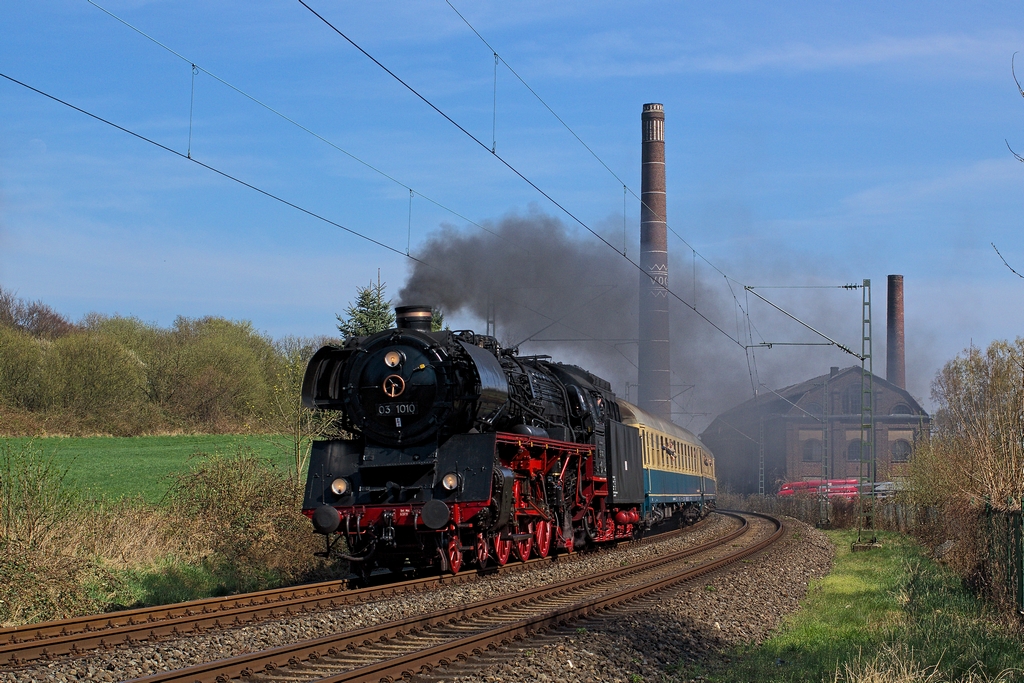 Vor wenigen Minuten hat die 03 1010 am 20.4.2013 das Eisenbahnmuseum Bochum-Dahlhausen hinter sich gelassen und durchfhrt in der Kurve Essen-Horst