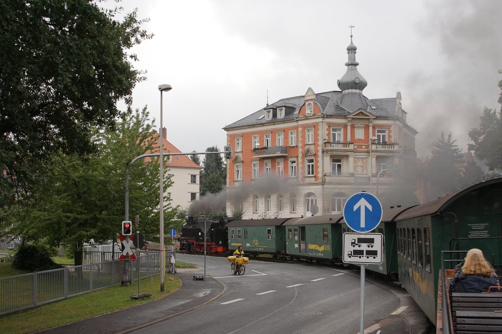 Vor wenigen Minuten hat P3008 nach Radeburg am 31.08.2012 den Bahnhof Radebeul-Ost verlassen, berquert hier soeben die Schildenstrae im Dresdener Ortsteil Radebeul und folgt im Weiteren dem Verlauf der Pestalozzistrae. Da hilft alles nix - auch die Post mu warten! Vielleicht heit es ja auch deshalb im Lied:  Denn bei der Post geht`s nicht so schnell! . ;-)