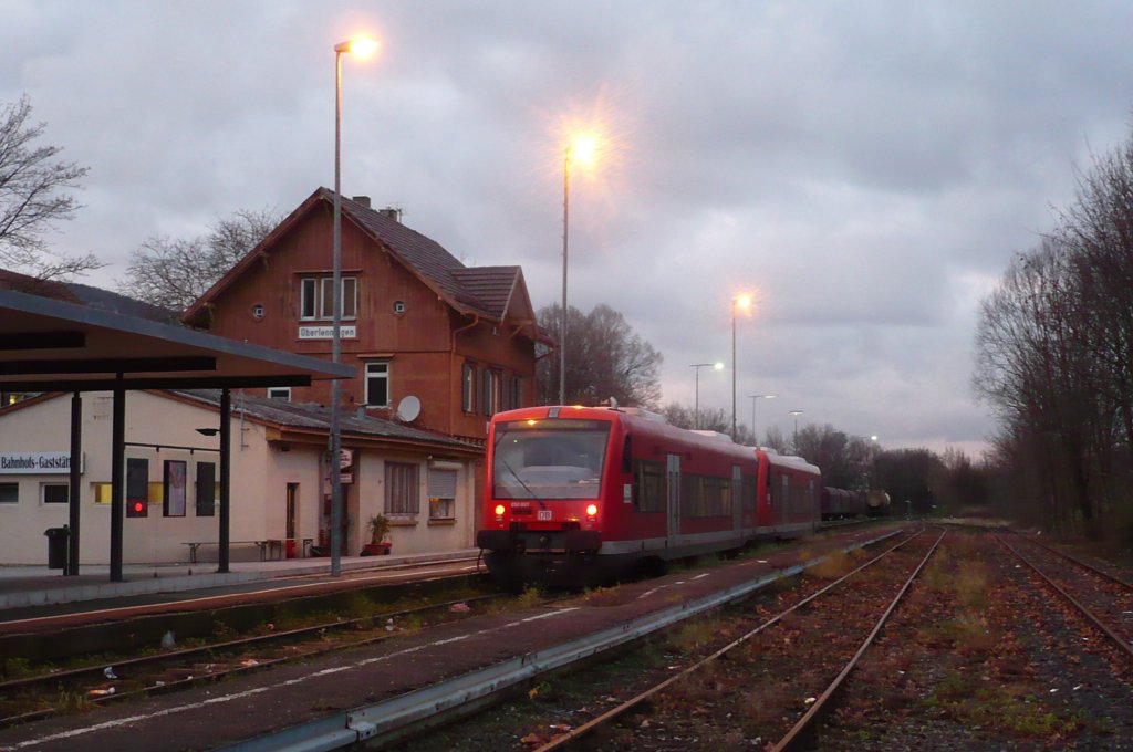 Vor wenigen Minuten sind diese beiden Schwestereinheiten der BR 650 in den Endbahnhof Oberlenningen eingefahren. In baldiger Krze geht´s dann auch wieder als RB zurck nach Wendlingen(Neckar).
(4.12.09)